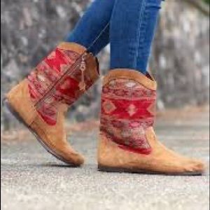 Minnetonka size 9 Red Baja Boots